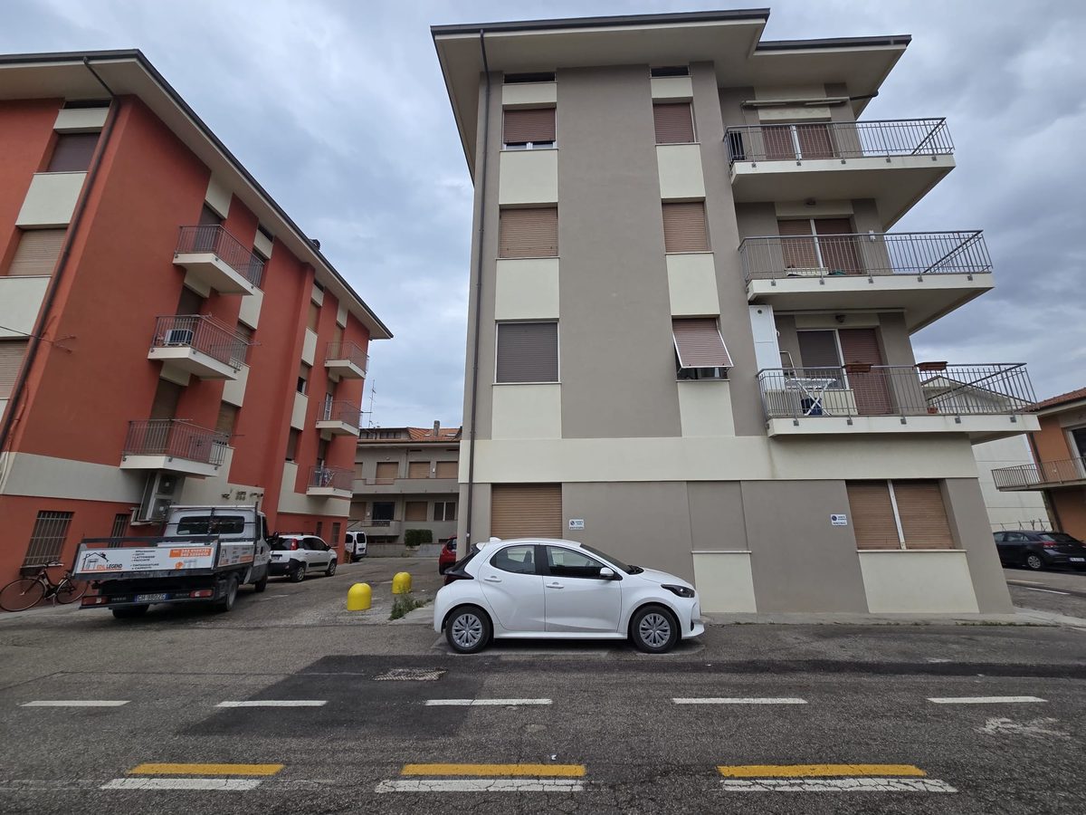 Condominio con furgone Edil Legend facciata completata
